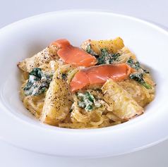 スモークサーモンと北海道産ポテトのカルボナーラ