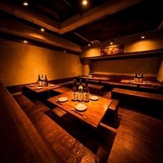 12～18名様対応の広々とした個室もご用意！会社のご宴会や同窓会など大人数での集まりにぴったり◎単品飲み放題のご利用も可能なので、こだわりの地鶏料理とご一緒に多彩なドリンクをお楽しみいただけます。周囲を気にせず盛り上がれるプライベート空間で、心ゆくまでお過ごしください♪※個室利用可能時間17:00~24:00