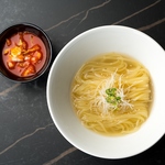 シンプルだけどこだわりが詰まった冷麺。長時間かけて旨味を抽出。