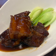 箸で解ける柔らかさ！皮付き豚ばら肉の濃厚醤油煮込み