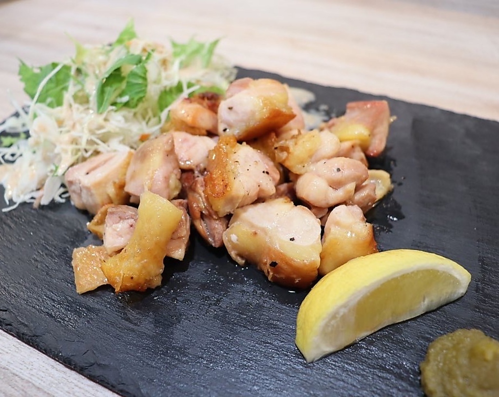 滋賀の地鶏。近江黒鶏のもも肉を焼き上げています。人気NO１のおすすめ商品です！