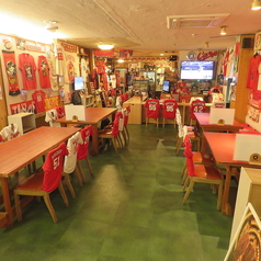 当店はスポーツ観戦が楽しめる居酒屋です！隣との席間隔が広く、ゆったりとしたスペースで仲間と一緒に盛り上がることができます。大画面での試合観戦を楽しみながら、美味しい料理とお酒で特別なひとときをお過ごしください。