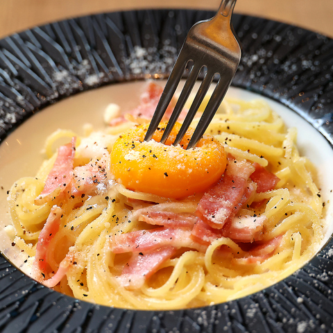 ２５種類以上のメイン料理から選べるセットメニュー♪サラダ・デリにドリンクバー付き