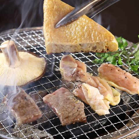 七輪で焼き上げる炭火焼の香ばしさと、冠地鶏や豊後牛の旨みを堪能