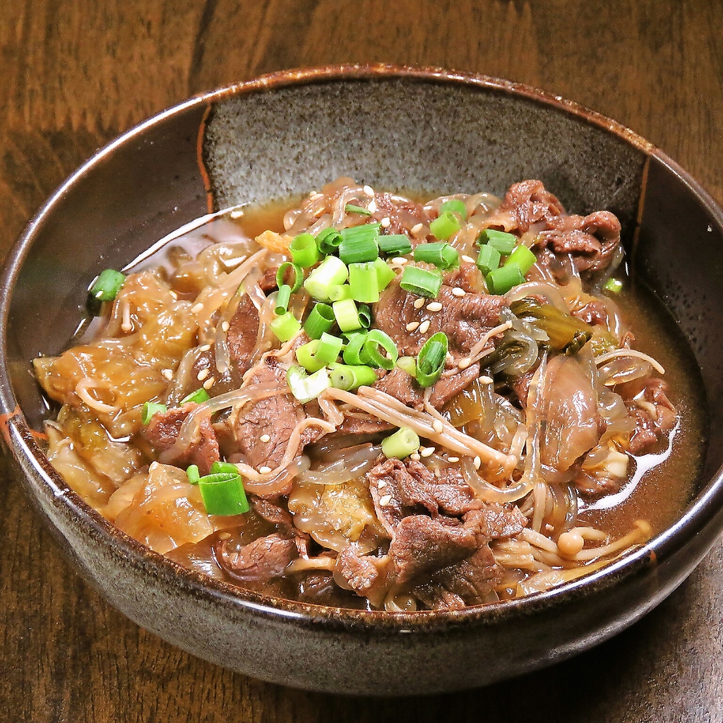 馬肉のすき焼きです。お好みで卵黄を絡めて召し上がれ！！