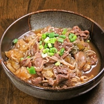 馬肉のすき焼きです。お好みで卵黄を絡めて召し上がれ！！