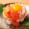 料理メニュー写真 レフリー蟹（いくら・サーモン・カニ)
