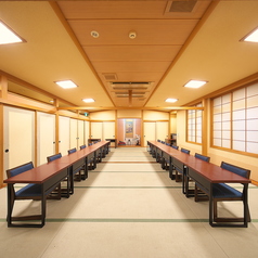 【和の趣を感じる特別な宴会場】40席×1の個室お座敷は、広々とした空間が特徴で、会社の宴会や家族親戚との大切な集まりに最適です。高級な雰囲気の中で、特別な宴会や歓送迎会を楽しむことができます。広々としたお座敷は、貸切に対応しており、プライベート感を大切にしたい方におすすめです。