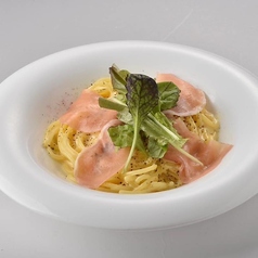 生ハムとベビーリーフのカルボナーラ