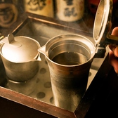日本酒独特の仄かで穏やかな香りを愉しむお燗。日本酒により最適な温度でご提供するために、当店にはお燗番がおります。お燗の温度は55℃～60℃を「熱燗」、40℃～45℃を「ぬる燗」、その中間の50℃前後を「適燗」と言います。性質や温度によって味わいが変化する日本酒をご賞味あれ！