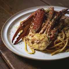 【パスタ pasta】ワタリガニのトマトソースパスタ。蟹とトマトの濃厚な旨味が、うねり押し寄せる、贅沢な皿の写真