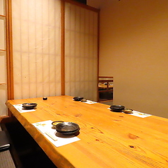 木の温もりあふれる掘りごたつ個室を完備。長時間の宴会や会食でも疲れにくく、快適にお食事をお愉しみいただけます。