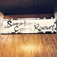 １、「SAMESHIMA COFFEE ROASTERY」の格好良いロゴが額縁に入って飾られています。