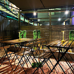 開放感あふれるテラス席。心地よい風を感じながら、優雅なひとときを楽しめます。