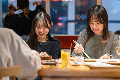 料理と会話が自然と弾むテーブルシーン。友人同士の集まりや女子会、気軽な飲み会にもぴったりの使いやすいお席です。