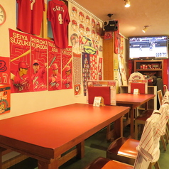 スポーツ観戦可能で地元の方と盛り上がりましょう！豊富なお料理やお飲み物を取り揃えており、楽しいひとときをお約束します。友人や家族と共に、熱い試合を観ながら美味しい食事を楽しんでください。皆様のご来店をお待ちしております！