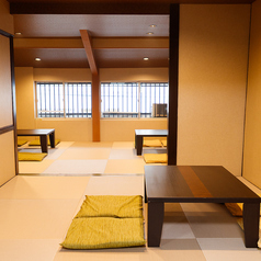 【座敷・貸切】店舗2階席は座敷となっております。大人数での宴会やご家族での御利用など様々なシーンで御利用頂けます。