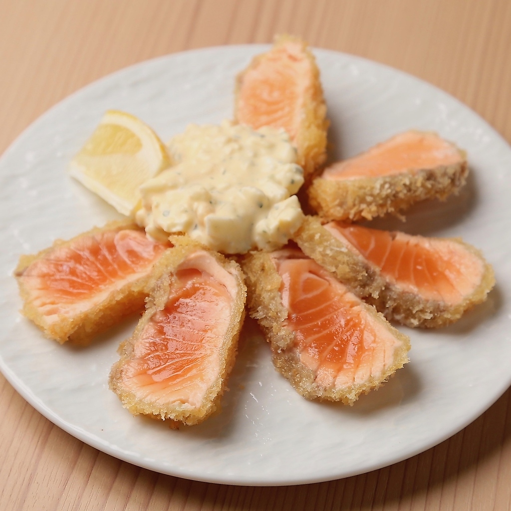 サーモンフライとタルタルソースの組み合わせは◎一度食べるとやみつきになります☆