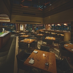 卓上ランプがゆらめく大人の雰囲気漂う店内