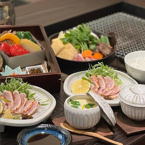 [湯布院囲炉裏焼き 四方山(よもやま)]毎日朝〆の軍鶏を、炭の高い火力と秘伝のタレで