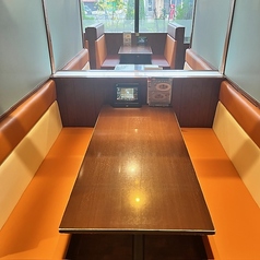 5名様～6名様までご利用いただけるソファー席をご用意しております！壁を挟んで隣同士で利用も可能です。小グループのクラス会やママ友会と様々なシーンに◎ごゆっくりお食事をお楽しみください。ご予約の際は気軽に店舗へお問合せください。