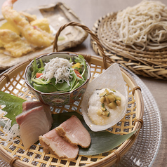 ランチタイム限定の『お蕎麦御膳』では【炭と蕎麦 那由多 六甲道店】自慢の蕎麦と天ぷらをお昼から楽しめるの写真