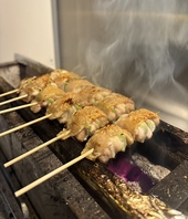 焼き上げ前の一工夫、自家製タレで本格に。