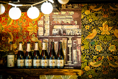 種類豊富なお酒が並ぶカウンター周り。料理に合わせて楽しめるラインナップで、お酒好きの方にもご満足いただける時間をご提供します。