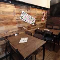 小規模宴会にぴったりな4名掛けテーブルを2卓用意しています。シンプルながら和みやすい内装に、オレンジ系の柔らかな照明が温かな時間を演出♪小規模でも一体感を感じられる店内は、親しい仲間とのパーティーや家族での団らんに最適です。