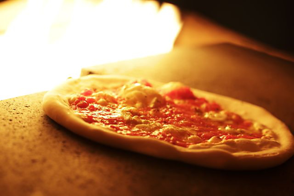 窯焼きピッツァは、注文を受けてから作る『オーダーバイキング式』！！