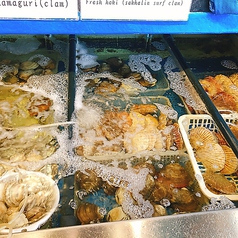 【栄・海鮮居酒屋】店内にある生け簀は貝、鯵、鯛などフレッシュな素材を揃えております！生け簀でいにいる貝をその場で出して焼く、貝の浜焼きは絶品です！！