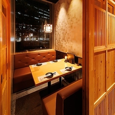 【小人数テーブル】 光と影が織り成す上質空間。都会の喧騒を忘れ大人の時間をゆったり堪能できる空間をご用意！2名～4名の少人数様向けのテーブル席などゆったりと優雅なお時間をお過ごし頂けるこちらのお席は、デートをワンランク上の仕上がりに！サプライズ演出できるデザートプレートもご用意しております！！