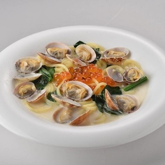 あさりとほうれん草のクラムチャウダー風パスタ～いくらのせ～