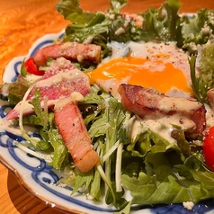 ベーコンと温玉サラダ