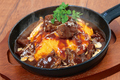 料理メニュー写真&nbsp;熱々！牛タンシチューの鉄板オムライス