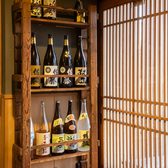 店内には、全国から厳選して仕入れた日本酒や焼酎などのボトルがずらりと美しく並ぶ圧巻のラインナップです。お席から直接お好みのラベルを眺めながら、「次はどれを飲もうか」と選ぶ楽しさを味わっていただけます。お酒好きの心をくすぐる空間演出で、毎晩のご会食を一層賑やかに盛り上げ、お気に入りの一杯を楽しめます。