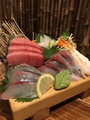 料理メニュー写真&nbsp;下駄盛り刺身※3種盛りの料金です