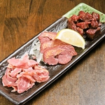 他店では味わえない馬肉の燻製。燻製以外にも馬肉をふんだんに使った逸品料理もございます☆