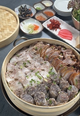 【新大久保NO.1】 話題のチーズタッカルビを始め 手が込んだ自家製チョッパル(豚足)を是非どうぞこれが豚足の写真