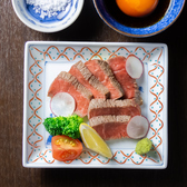 当店の看板メニューは、国産そば粉100％使用の十割そば。そば本来の香りとコシを楽しめる一品です。さらに、旬の食材を使った一品料理や、岡山ならではの地酒・焼酎も豊富に取り揃えています。料理の質で信頼感を高め、会話をより豊かなものにします。