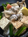 料理メニュー写真 牡蠣&焼き豆腐の鉄板蒸し。