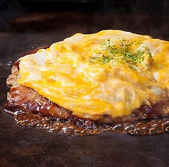 トロトロたまごが食欲をそそる！選べるお好み焼きの写真