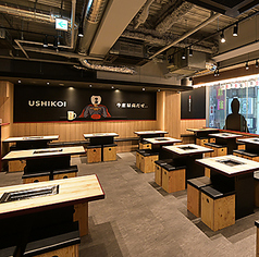 解放感のある広々とした店内。2021年オープンで綺麗な作りです。