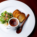 料理メニュー写真&nbsp;鶏肝パテのブリュレ仕立て バケット添え