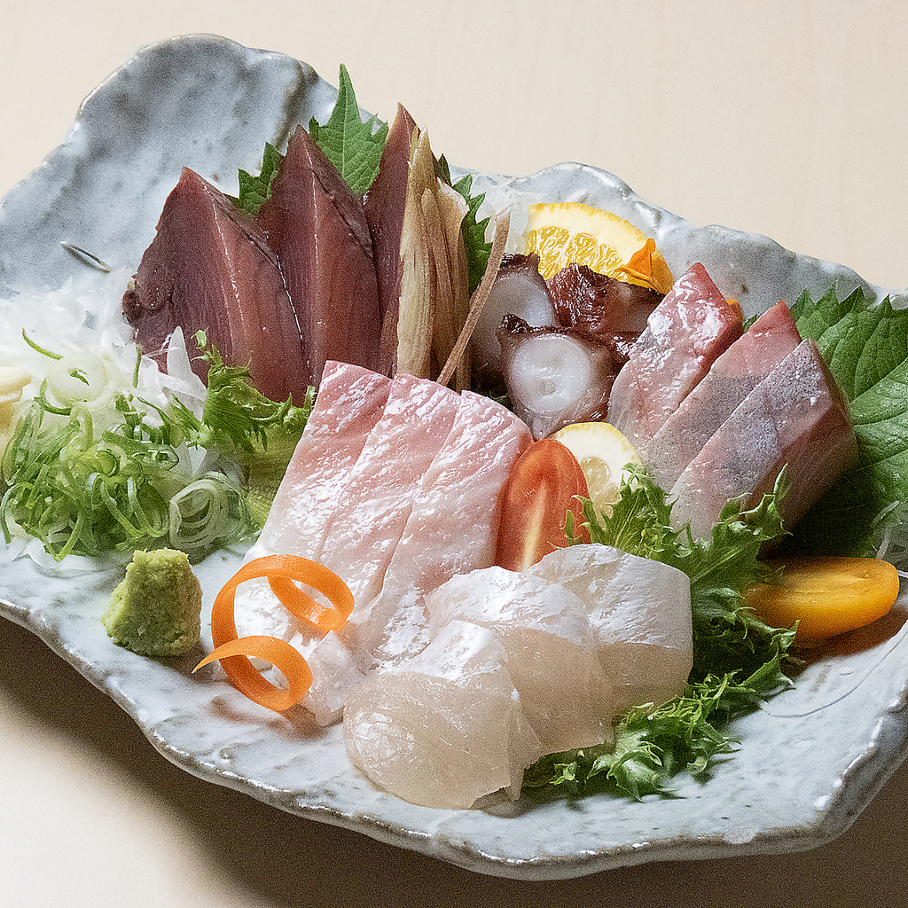 毎日新鮮なお魚が入荷され、その中から厳選された最高のお魚を使用してお刺身の盛り合わせをご提供◎