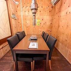 お部屋は4つご用意しており、それぞれのお席は全てカーテンで仕切られています。これにより、個室感覚でゆったりとお食事を楽しむことができます。プライベート感を大切にした空間で、心地よいひとときをお過ごしください。