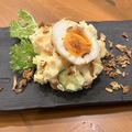 料理メニュー写真&nbsp;くずれ角煮のポテトサラダ 煮玉子のせ