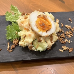 くずれ角煮のポテトサラダ 煮玉子のせ