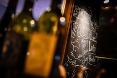 こだわりのドリンクやボトルも充実。食事に合わせてゆっくり楽しめる大人の飲み時間を過ごせる、落ち着いたひとときを演出します。