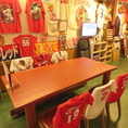 当店のテーブルは広々としており、ゆったりと寛いでいただけます。また、地元球団のユニフォームやグッズが所狭しと飾られ、ファンにはたまらない空間を演出。試合観戦を楽しみながら、心地よい雰囲気の中でお食事やお酒を堪能してください。
